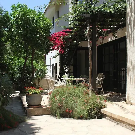 Villa Charming Walk To Sea